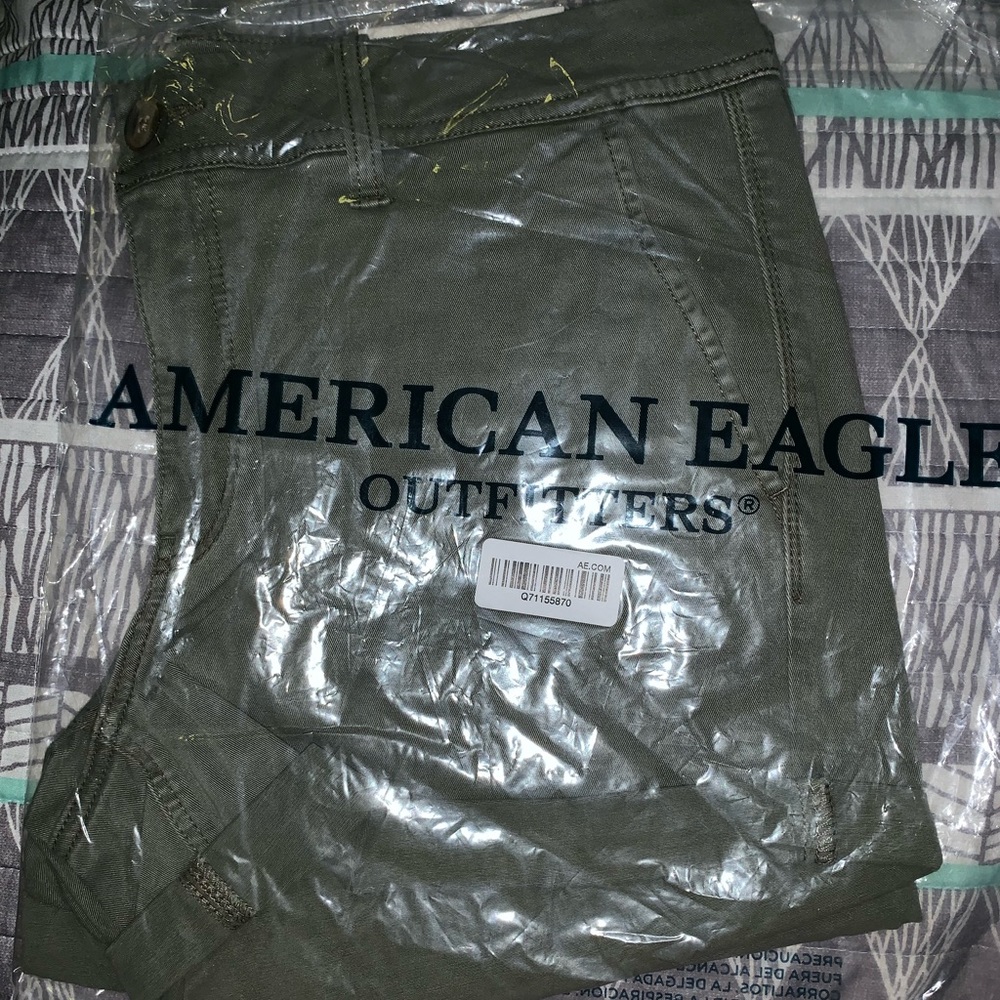 🍓NWT American Eagle Midi shorts size 14. Green